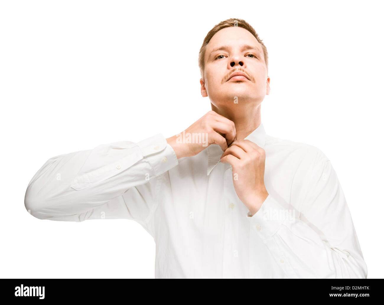 Junge professionelle Erwachsene knöpfte. Ein Mann mit lustigen Schnurrbart schließen letzte Knopf seines Hemdes und immer bereit zu arbeiten. Stockfoto