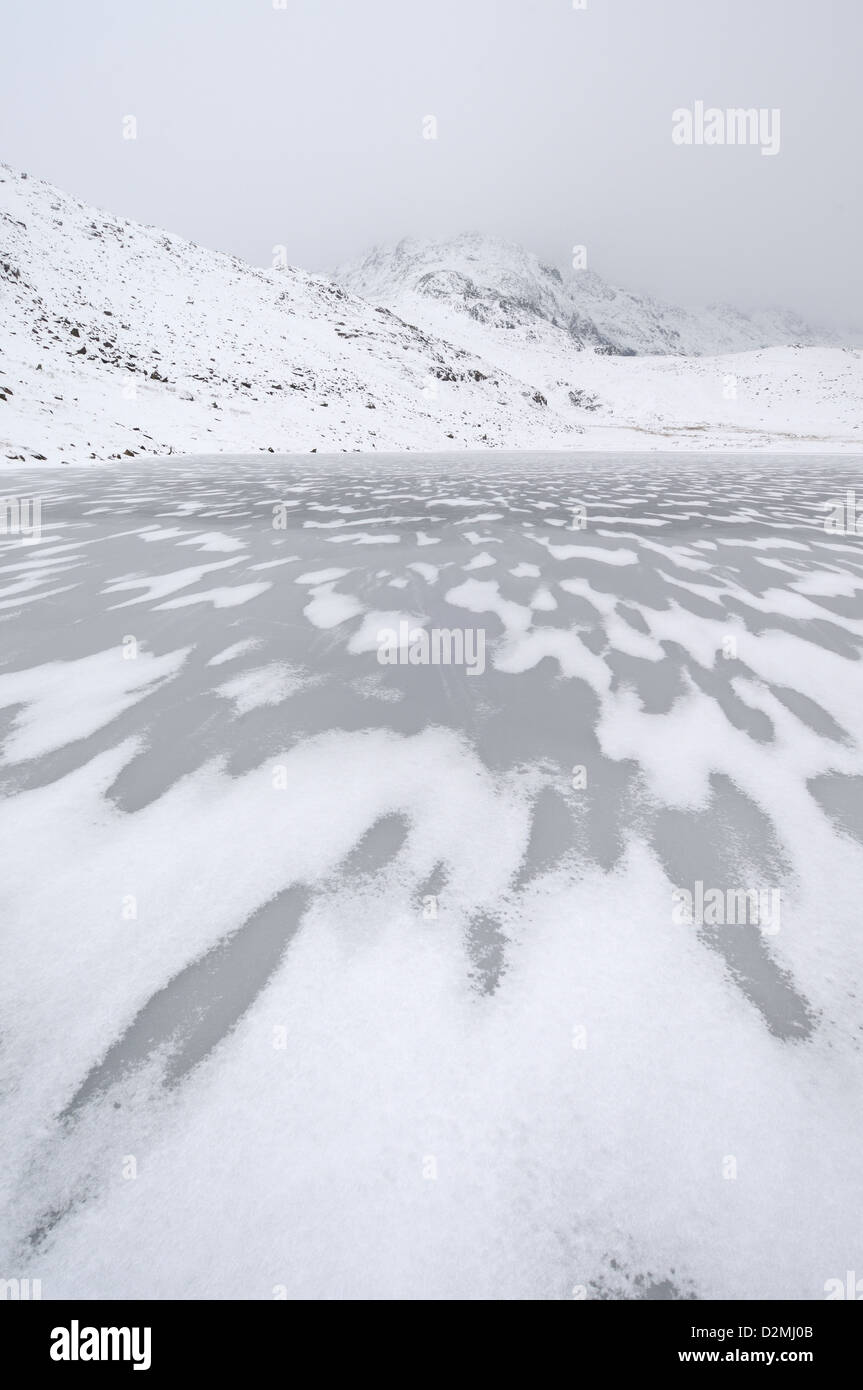 Eis-Muster auf landschaftlich Tarn im Winter im englischen Lake District Stockfoto