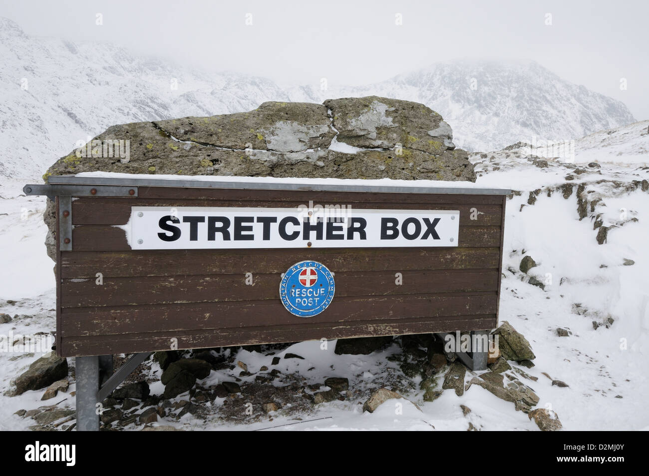 Mountain Rescue Bahre Feld am Pass im Winter im englischen Lake District Stockfoto