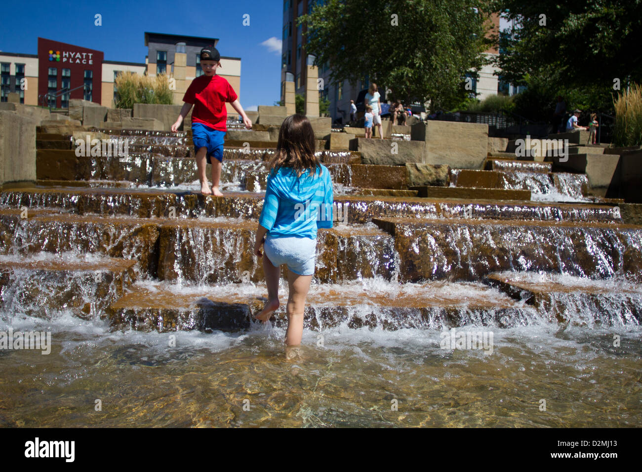 Kinder spielen im Wasser-Funktion Stockfoto