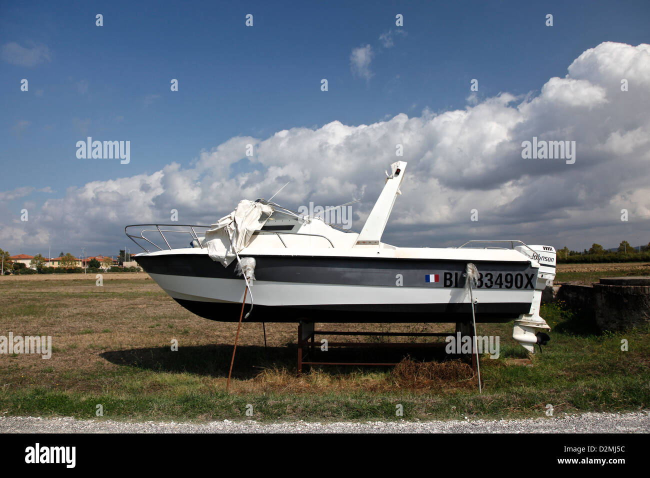 Ein Motorboot in der Mitte eines Feldes mit kein Meer Blick Meilen und Meilen entfernt Stockfoto