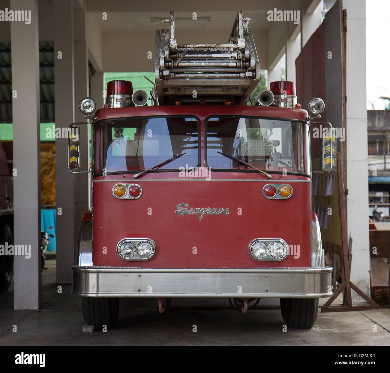 Feuerwehrauto im Firehouse bei Ubon Ratchathani Stockfoto