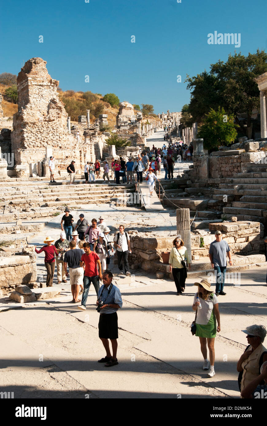 Nachschlagen von Hügel am touristischen Ruinen zu erkunden, wie sie den Kopf in Richtung Schritte der Celsus-Bibliothek Stockfoto