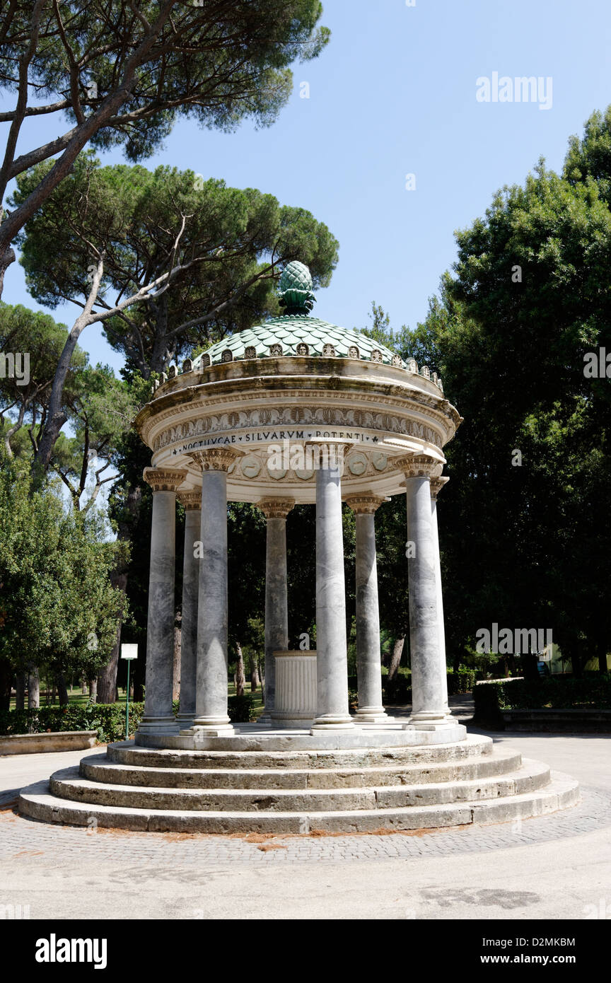 Rom. Italien. Blick auf den runden kreisförmigen Tempel gewidmet Diana (Tempio di Diana) in den Gärten der Villa Borghese Stockfoto