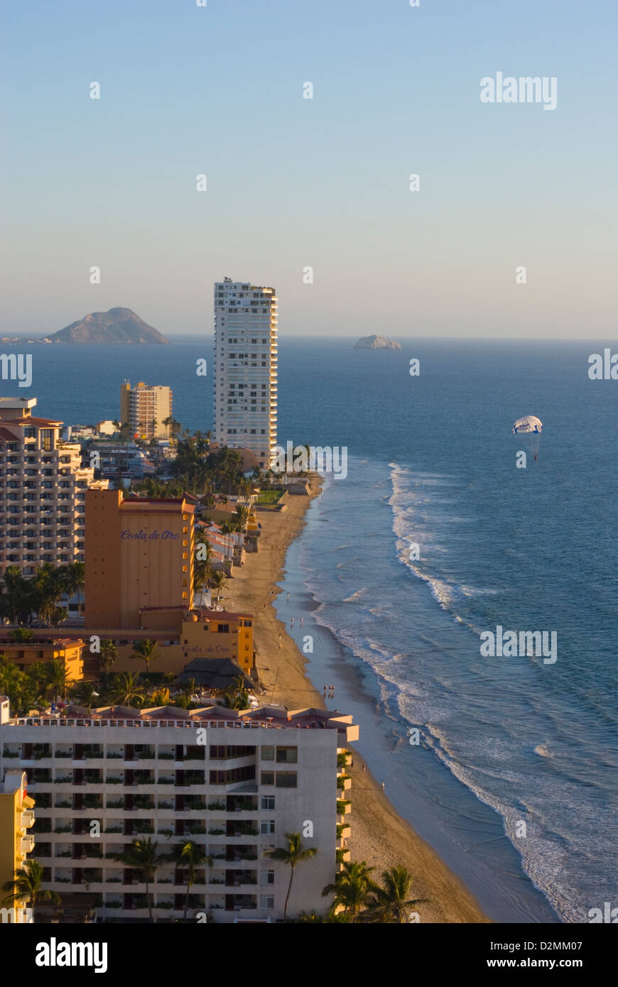 Hotels am Strand-Streifen, Mazatlan, Mexiko, mit einem Paragleiter über den Strand. Stockfoto