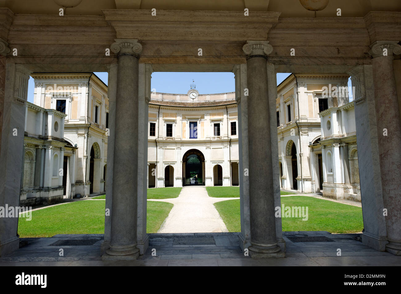 Villa Giulia Rom Italien. Innenhof Blick durch den Granit Säulen Pavillon, der die versunkene Nymphäum überblickt. Stockfoto