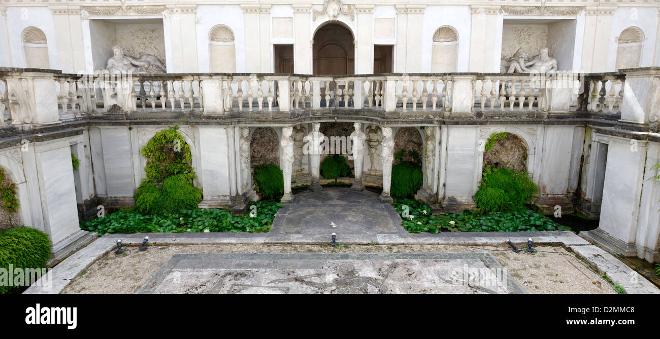 Villa Giulia. Rom. Italien. Das Nymphäum, auf zwei Etagen um einen versunkenen Innenhof mit künstlichen Grotten gebaut. Stockfoto