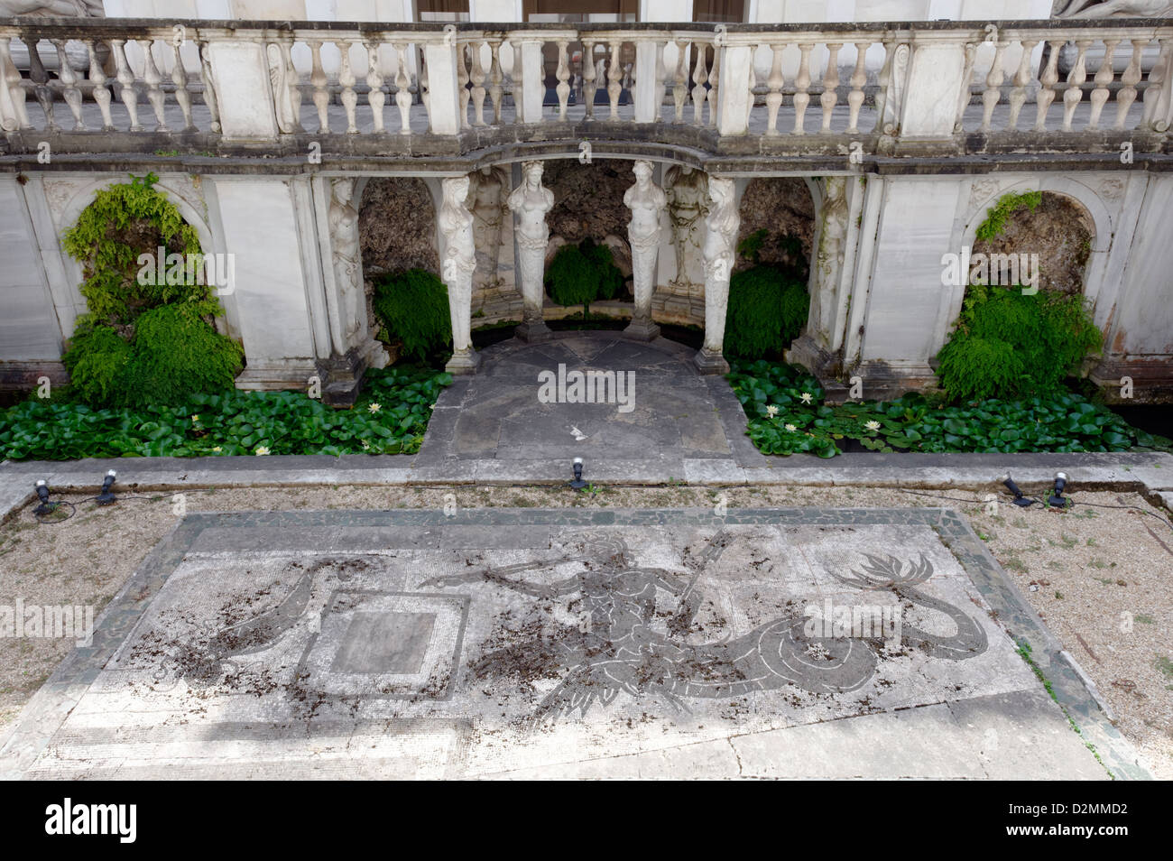 Villa Giulia. Rom. Italien. Ansicht der Karyatiden Portikus Loggia auf der unteren Ebene von den Nymphäums zu unterstützen. Stockfoto