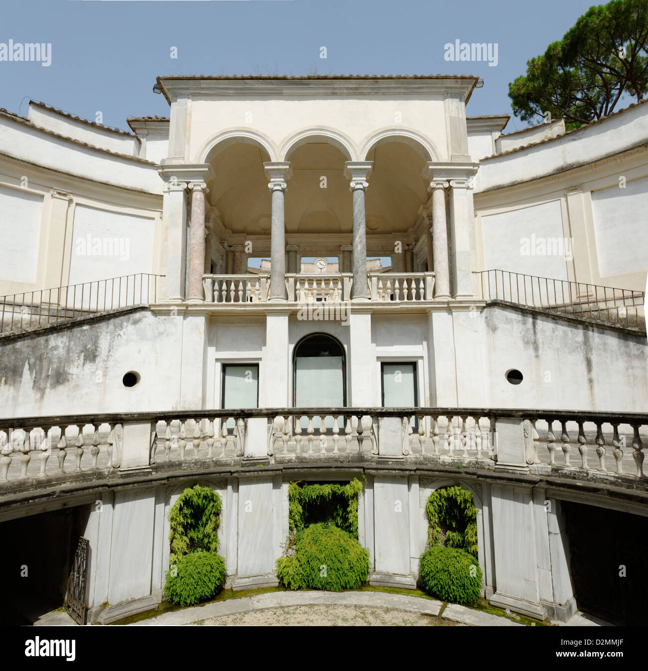 Villa Giulia. Rom. Italien. Die Säulenhalle, die den Nymphäums, gebaut auf zwei Etagen um einen versunkenen Innenhof mit Blick auf Stockfoto