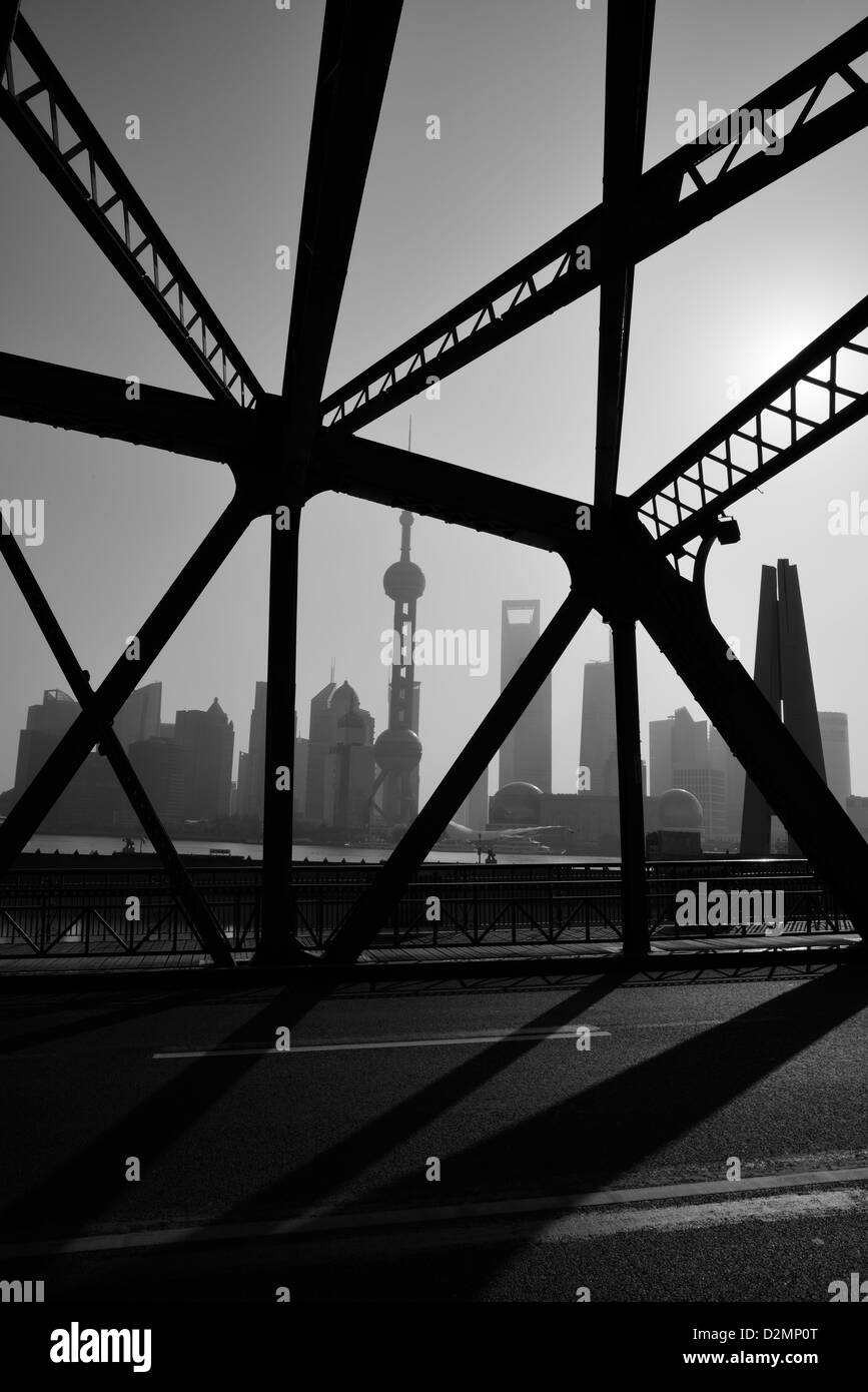 Shanghai Stadt historische Waibaidu Stahlbrücke umgeben von Hochhaus am Huangpu-Fluss gelegen. China. Stockfoto