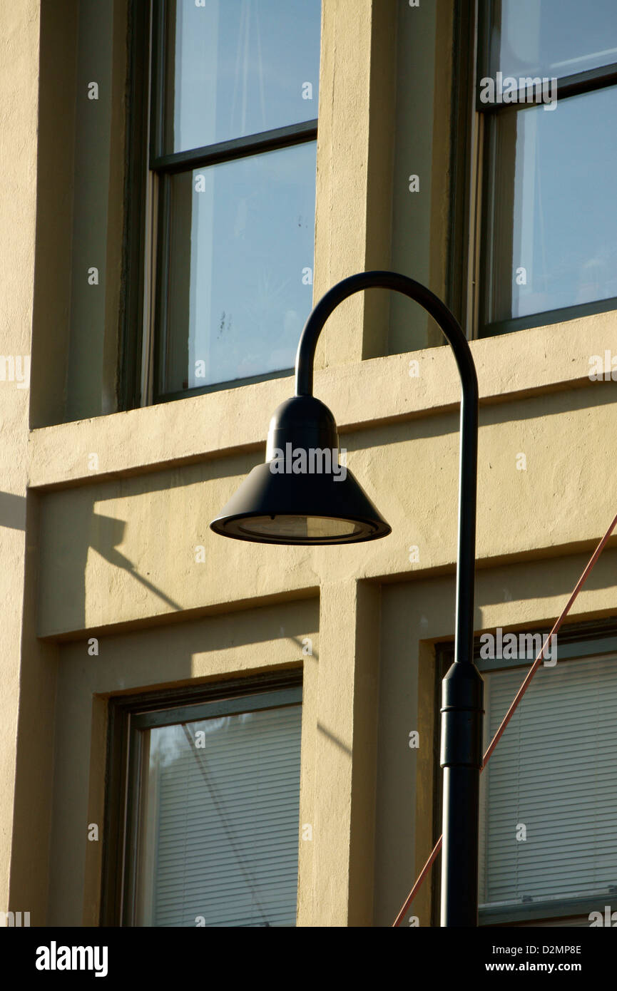Gebogene Metal Lichtinstallation an der Außenseite eines Gebäudes in Bellingham, Washington State, USA Stockfoto