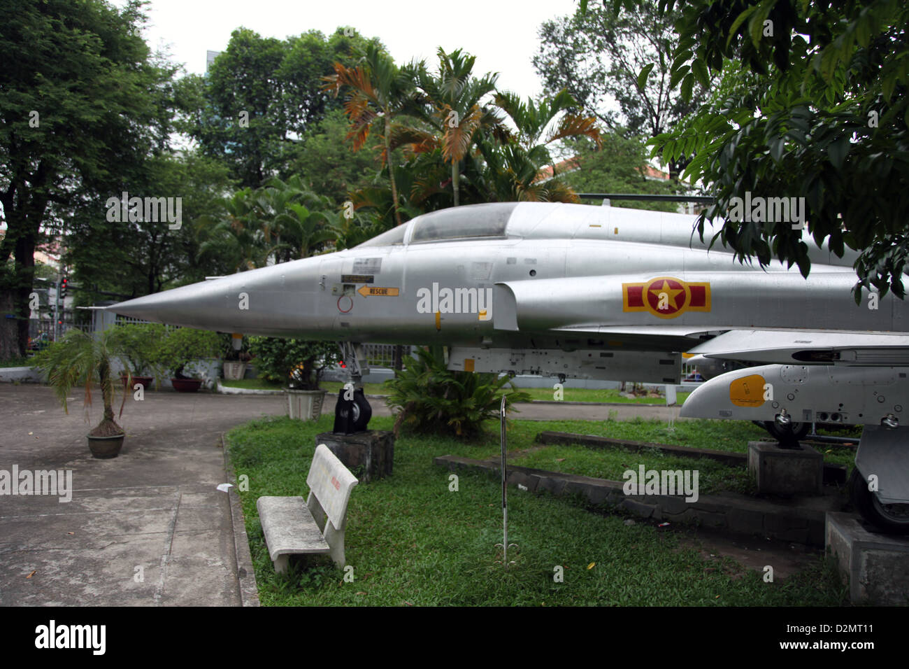 Es ist ein Foto von uns Flugzeug aus dem Vietnamkrieg. Es ist in einem Museum in Saigon in Vietnam. Das amerikanische Flugzeug ist außerhalb Stockfoto