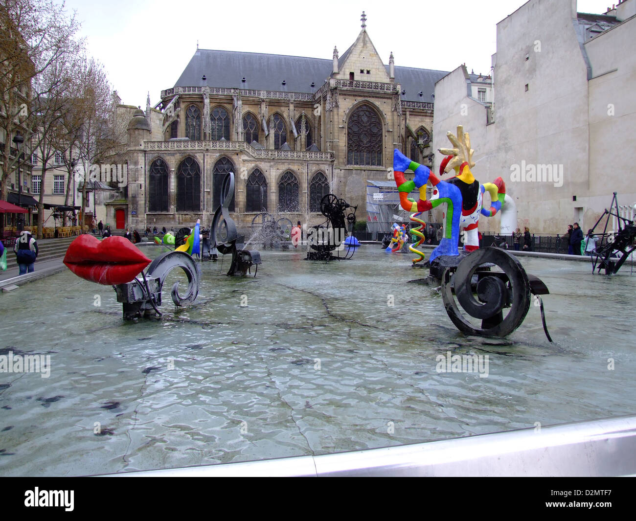 Der Strawinsky-Brunnen, auch bekannt als Tinguely-Brunnen, befindet sich in der Nähe des Centre Pompidou in Paris. Es ist ein ikonisches Kunstwerk mit kinetischen Skulpturen und Wasserspielen, entworfen von Jean Tinguely. Stockfoto