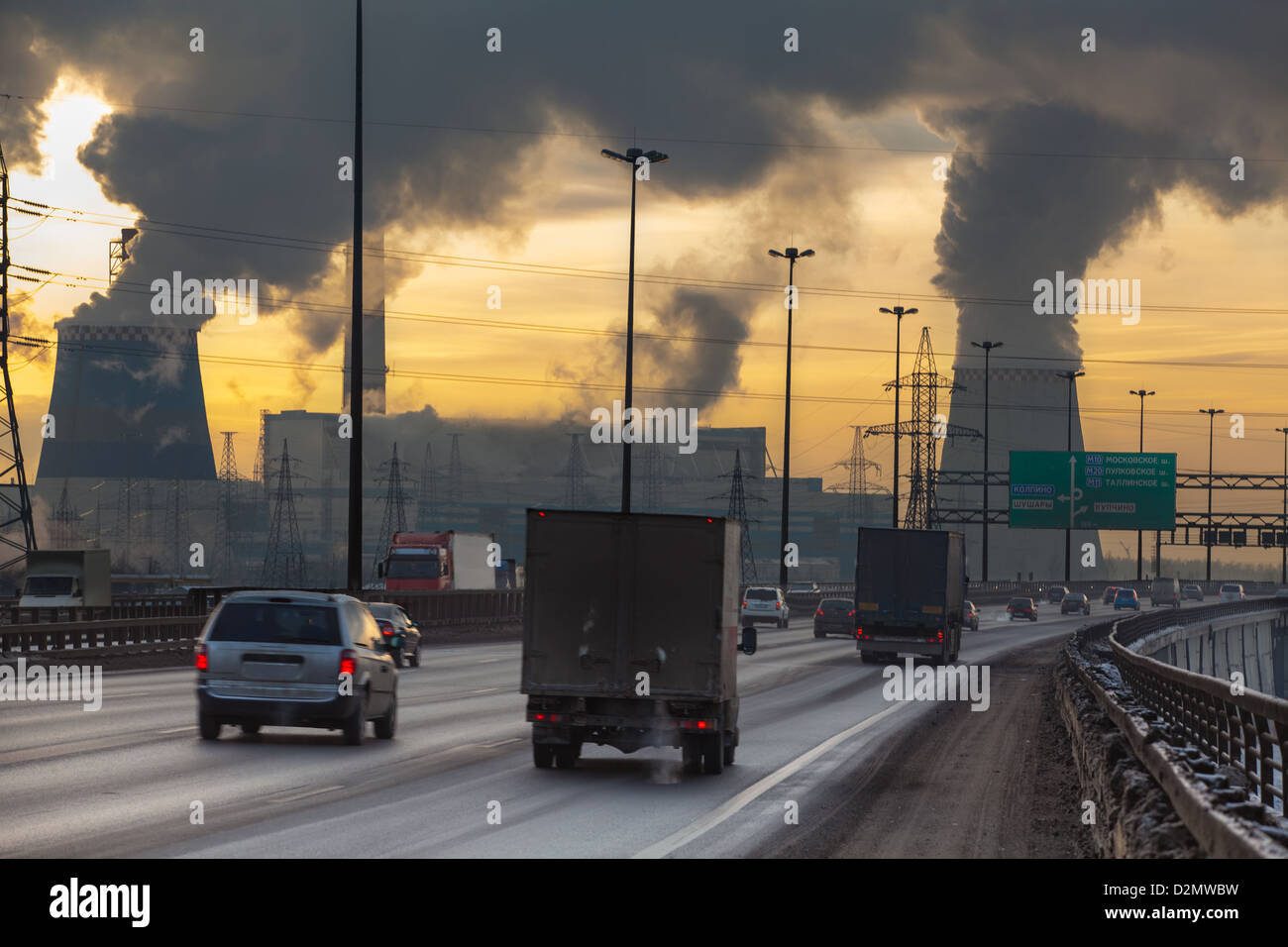 City Ring Weg mit Autos und Verunreinigung der Luft durch Stromerzeugung Heizwerk in Sankt-Petersburg, Russland Stockfoto