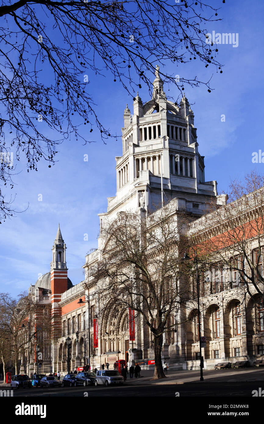 Der Haupteingang und die vordere Fassade des Victoria&Albert Museum in South Kensington. Stockfoto