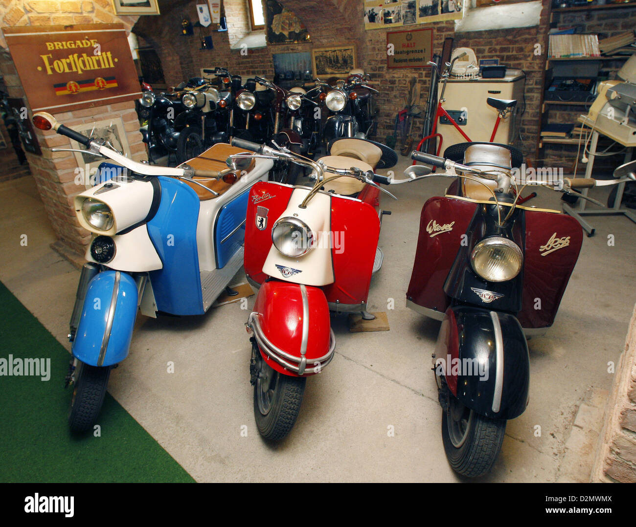 Die DDR-Roller (l-R) Troll, Berlin und Wiesel in die Scooter-Ausstellung im  N (O) Stalgie Museum (Nostalgie-Museum) in Mötzow, Deutschland, 9. Juni  2009 abgebildet sind. Der Name des Museums spielt mit dem Begriff "