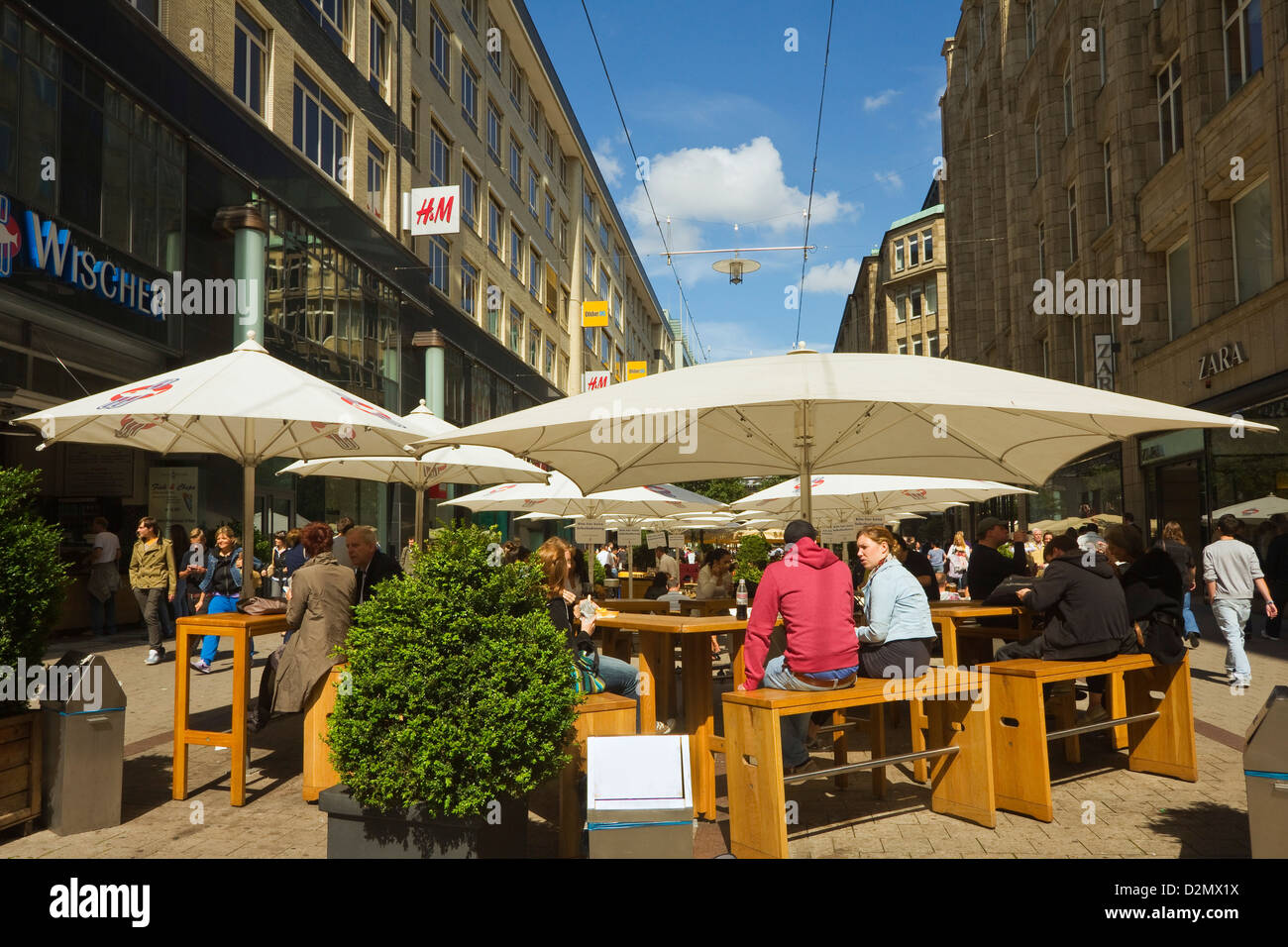 Leute sitzen "al Fresco" unter den Sonnenschirmen vor Restaurant auf Pedestriansed shopping Straße Spitalerstraße, Hamburg, Deutschland Stockfoto