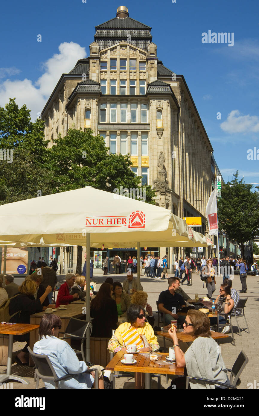 Menschen außerhalb Café am Barkhof Spitalerstraße und Mönckebergstraße in das Herz der Stadt einkaufen, Hamburg, Deutschland treffen Stockfoto