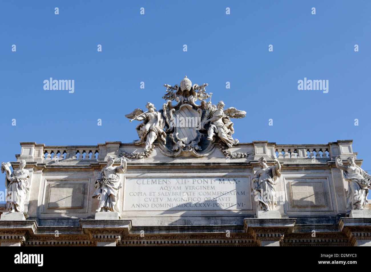 Rom. Italien. Auf den Trevi-Brunnen ist die Fassade der gigantischen Wappen von Papst Clement XII, die den Bau in Auftrag gegeben. Stockfoto