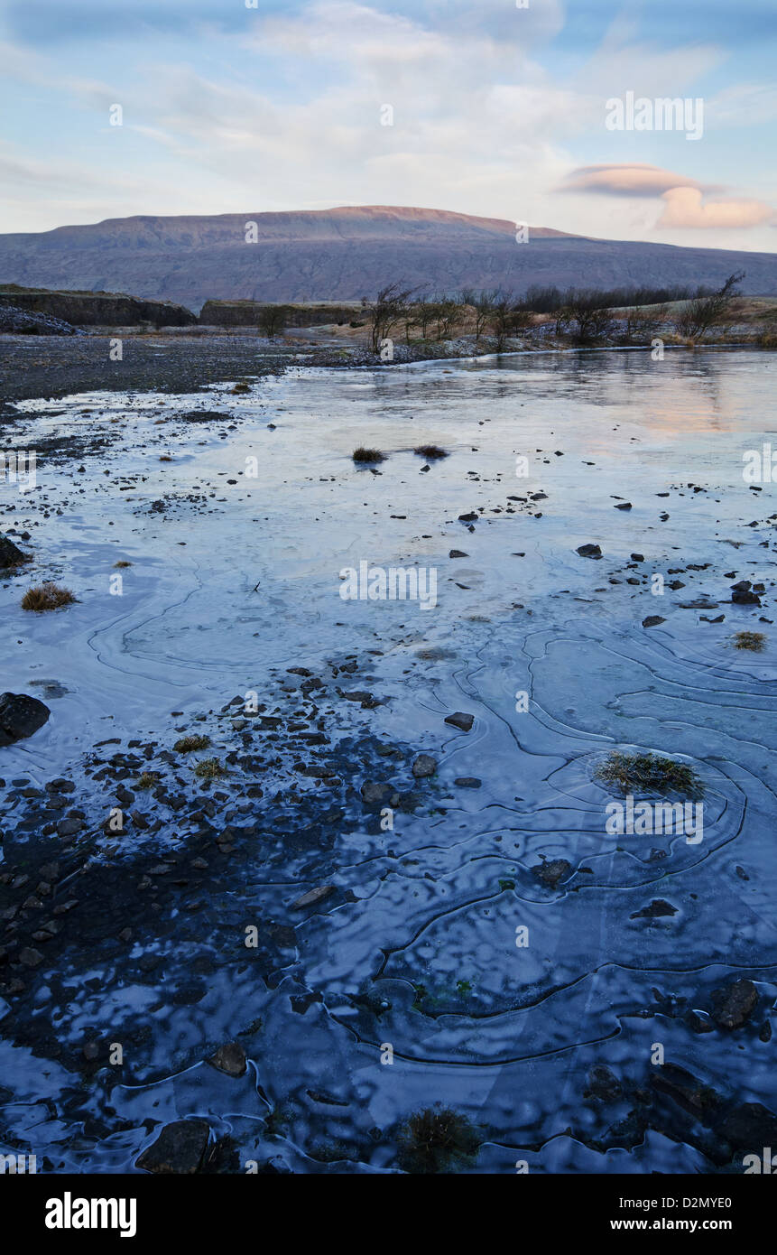 Whernside im Ribblesdale aus dem gefrorenen Steinbruch Stockfoto