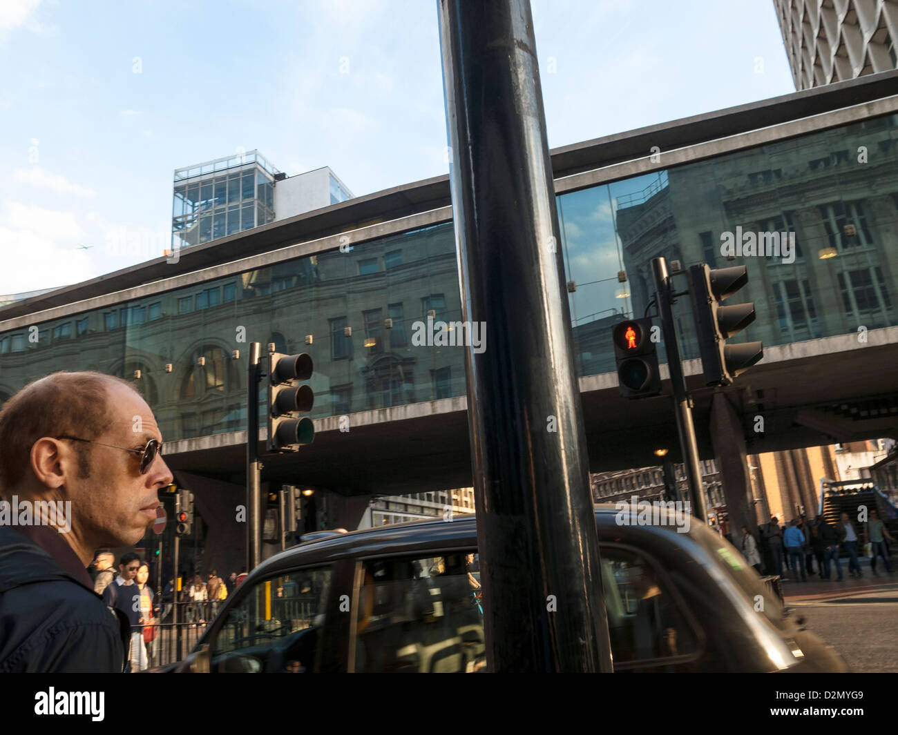 Mann mit Sonnenbrille zu Charring Cross, London Stockfoto