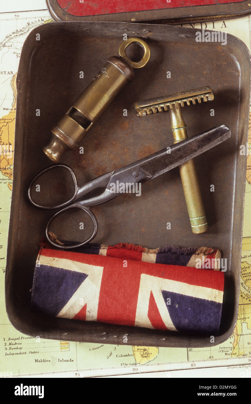 Tabak Dose liegend auf Karte und enthält Messing Pfeife Razor Schere und gefalteten Union Jack-Flagge Stockfoto