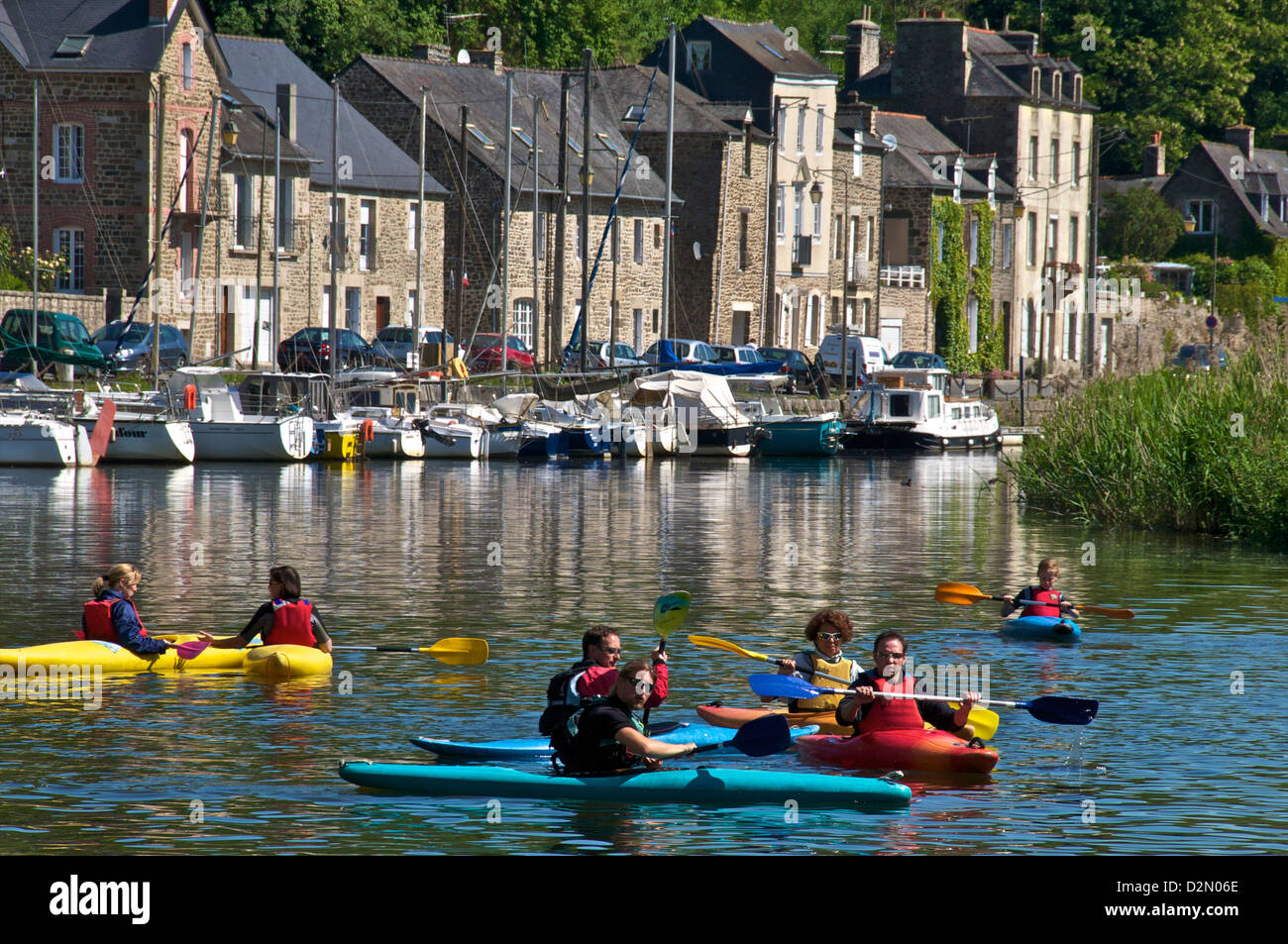 Kanus Kajaks am Fluss Rance, Dinan, Bretagne, Frankreich, Europa Stockfoto