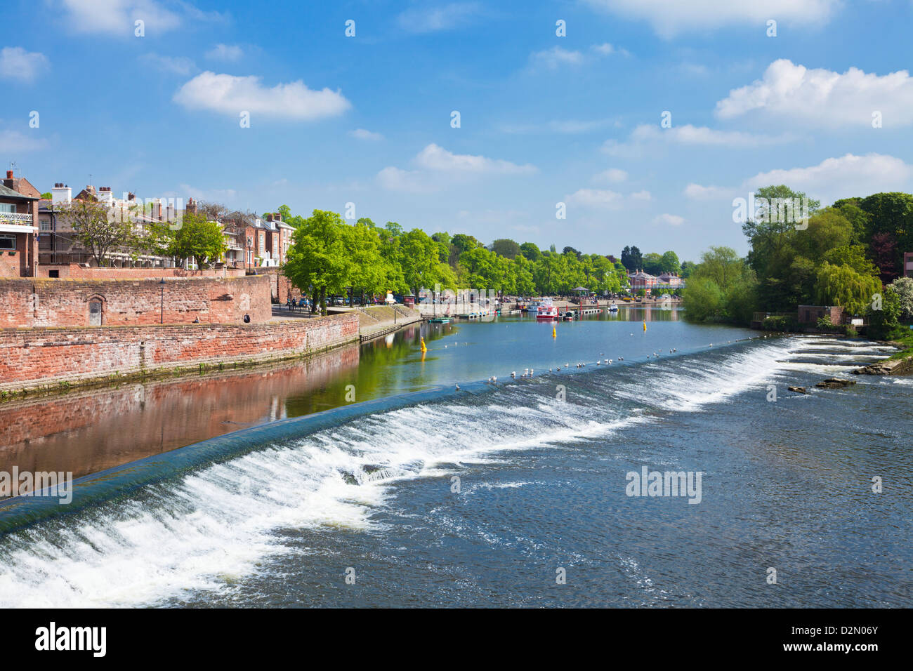 Chester Weir, überqueren den Fluss Dee in Chester, Cheshire, England, Vereinigtes Königreich, Europa Stockfoto