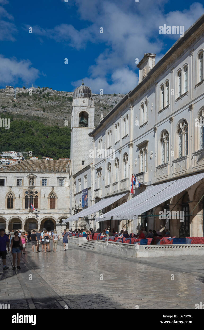 Straße mit Cafés, Fuß getragen polierten Pflaster und der Uhrturm, Altstadt, Dubrovnik, Kroatien Stockfoto