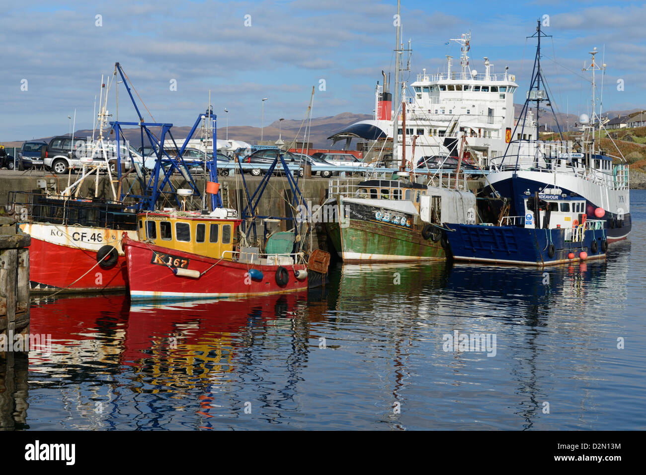 Angeln, Boote und Autofähre im Hafen Mallaig, Highlands, Schottland, Vereinigtes Königreich, Europa Stockfoto