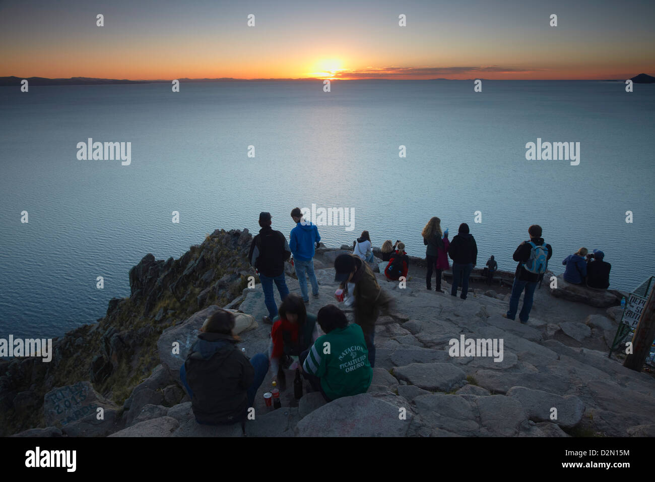 Touristen, die Sonnenuntergang vom Gipfel des Cerro Calvario, Copacabana, Titicacasee, Bolivien, Südamerika Stockfoto