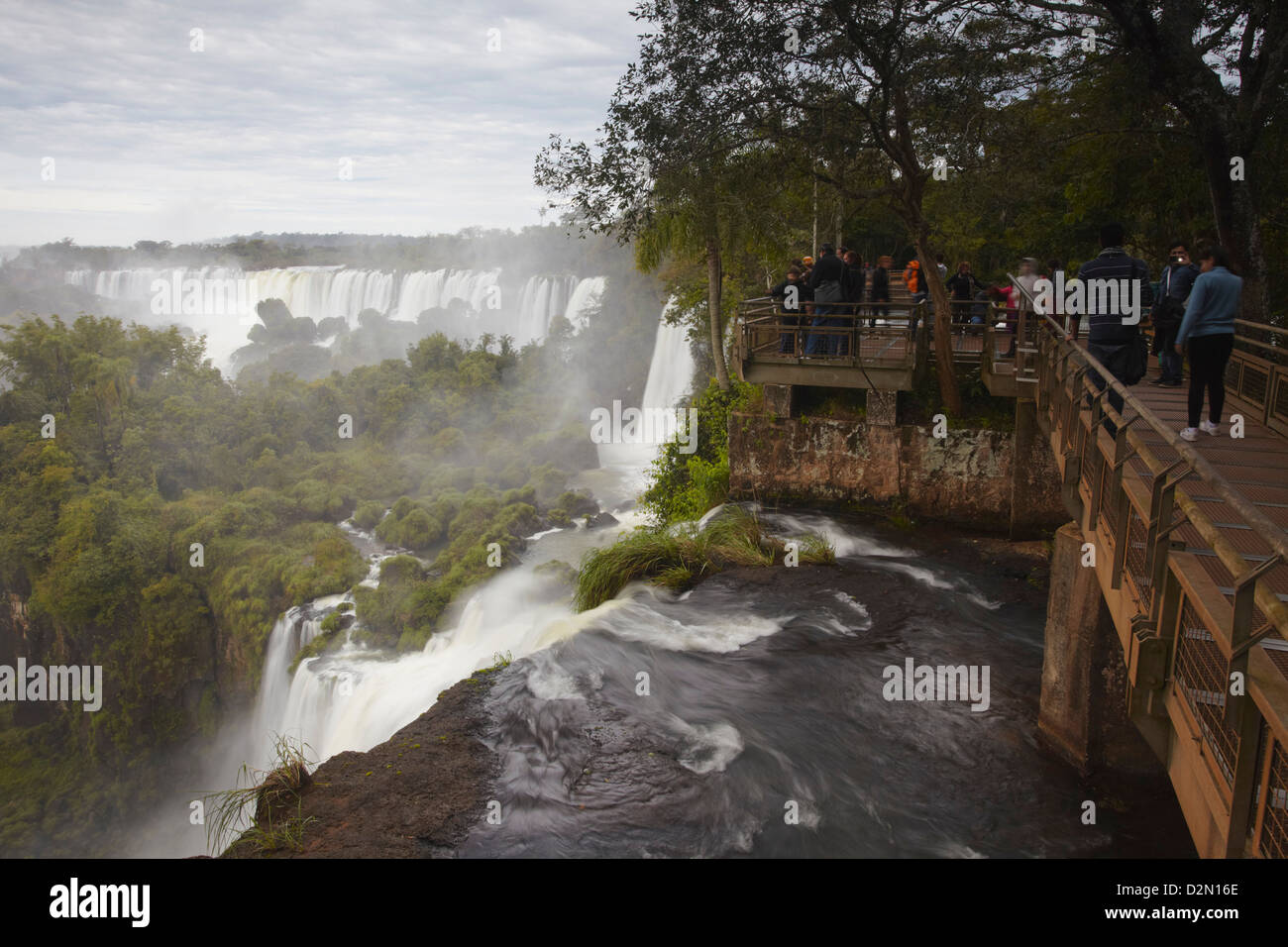 Touristen in Iguazu Wasserfälle in Iguazu National Park, UNESCO World Heritage Site, Misiones, Argentinien, Südamerika Stockfoto