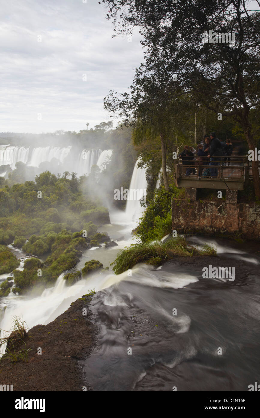 Touristen in Iguazu Wasserfälle in Iguazu National Park, UNESCO World Heritage Site, Misiones, Argentinien, Südamerika Stockfoto
