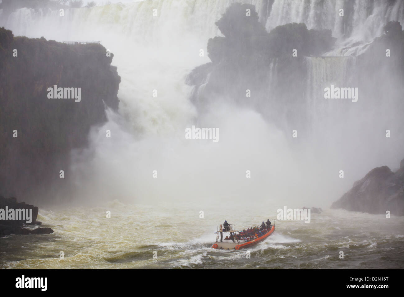 Touristenboot in Iguazu Wasserfälle, Iguazu National Park, UNESCO-Weltkulturerbe, Misiones, Argentinien, Südamerika Stockfoto