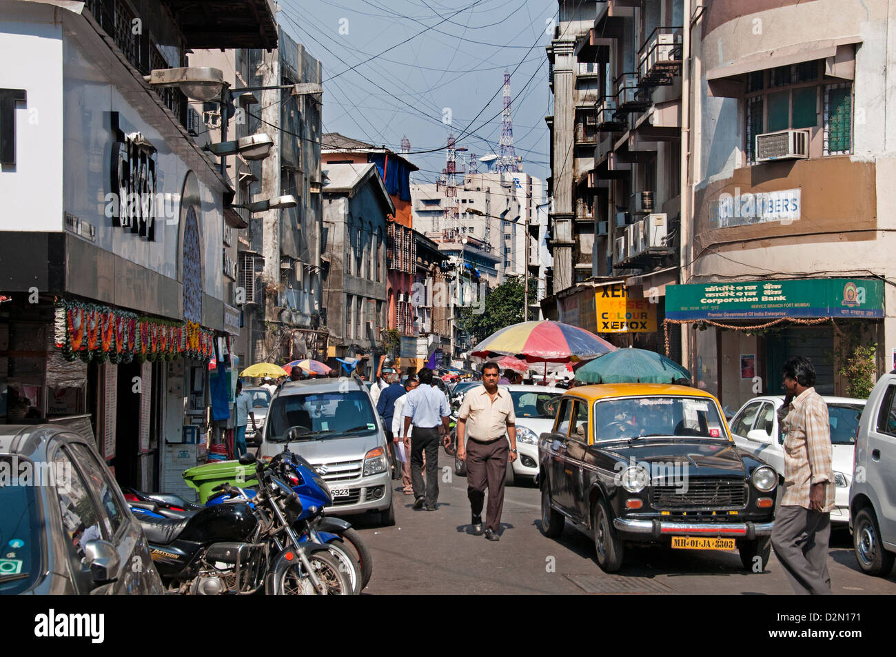Mumbai-Straße in Fort (Bombay) Indien Taxi Auto Stockfoto