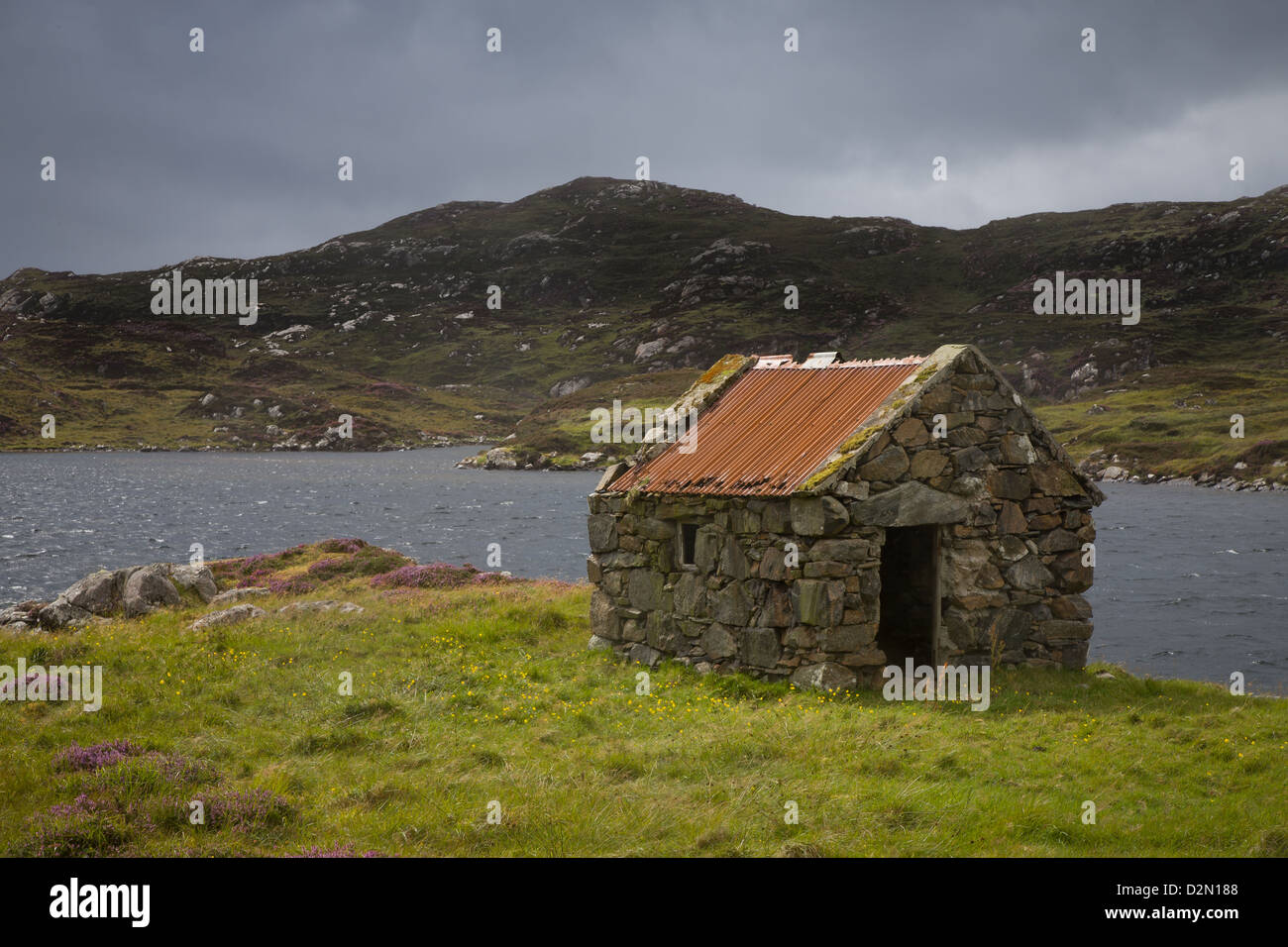Kleinbauern Hütte neben ein Loch in den äußeren Hebriden Stockfoto