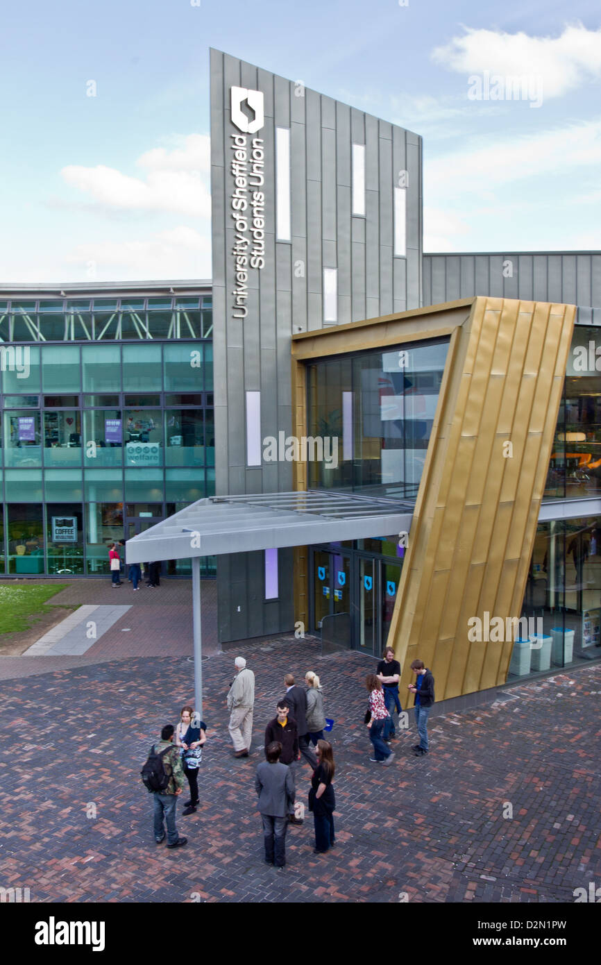 Schüler außerhalb Sheffield University Student Union Gebäude Stockfoto