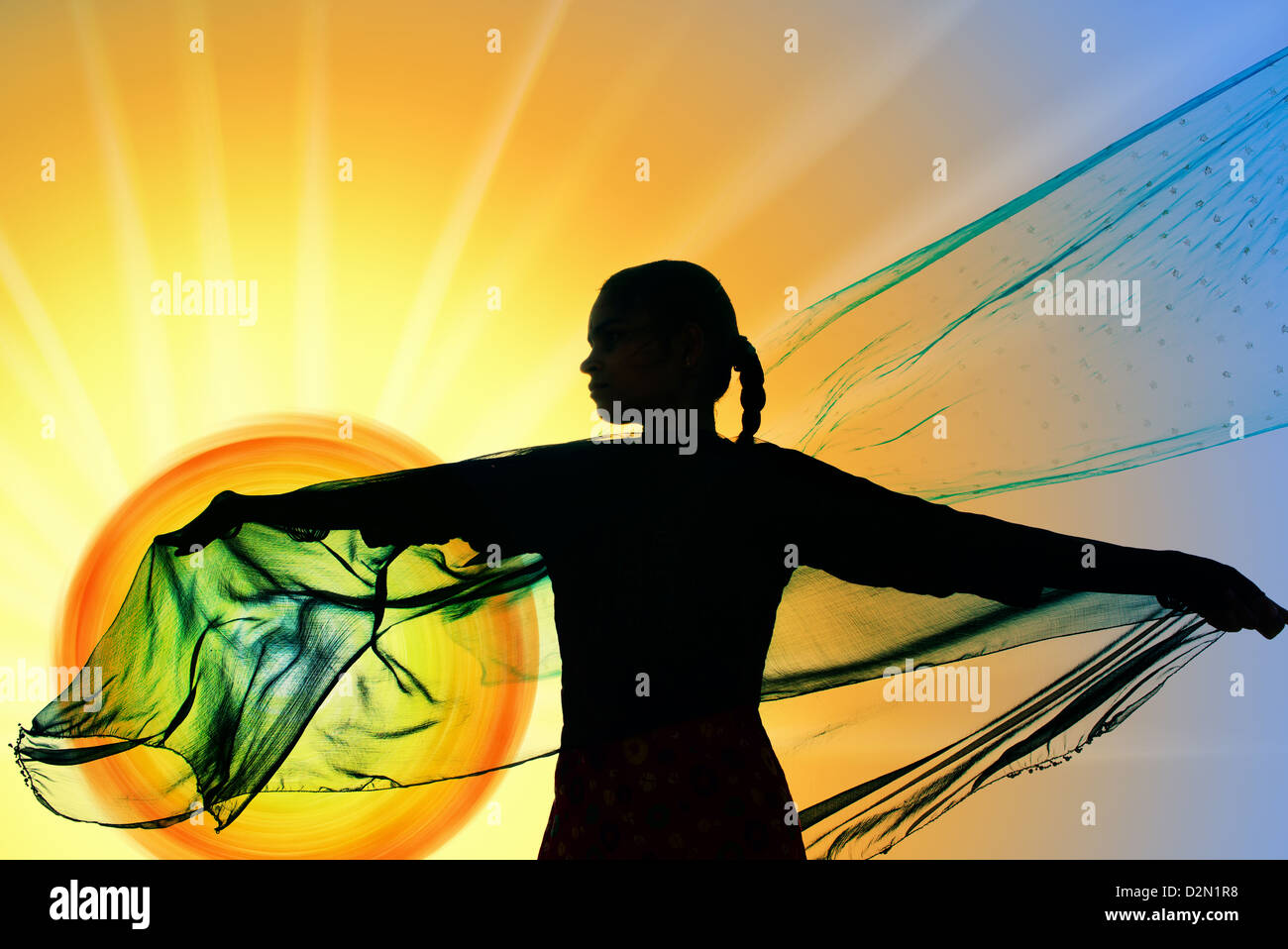 Indische Mädchen mit Schleier im Wind in Richtung der Sonne drehen. Silhouette. Fotomontage Stockfoto