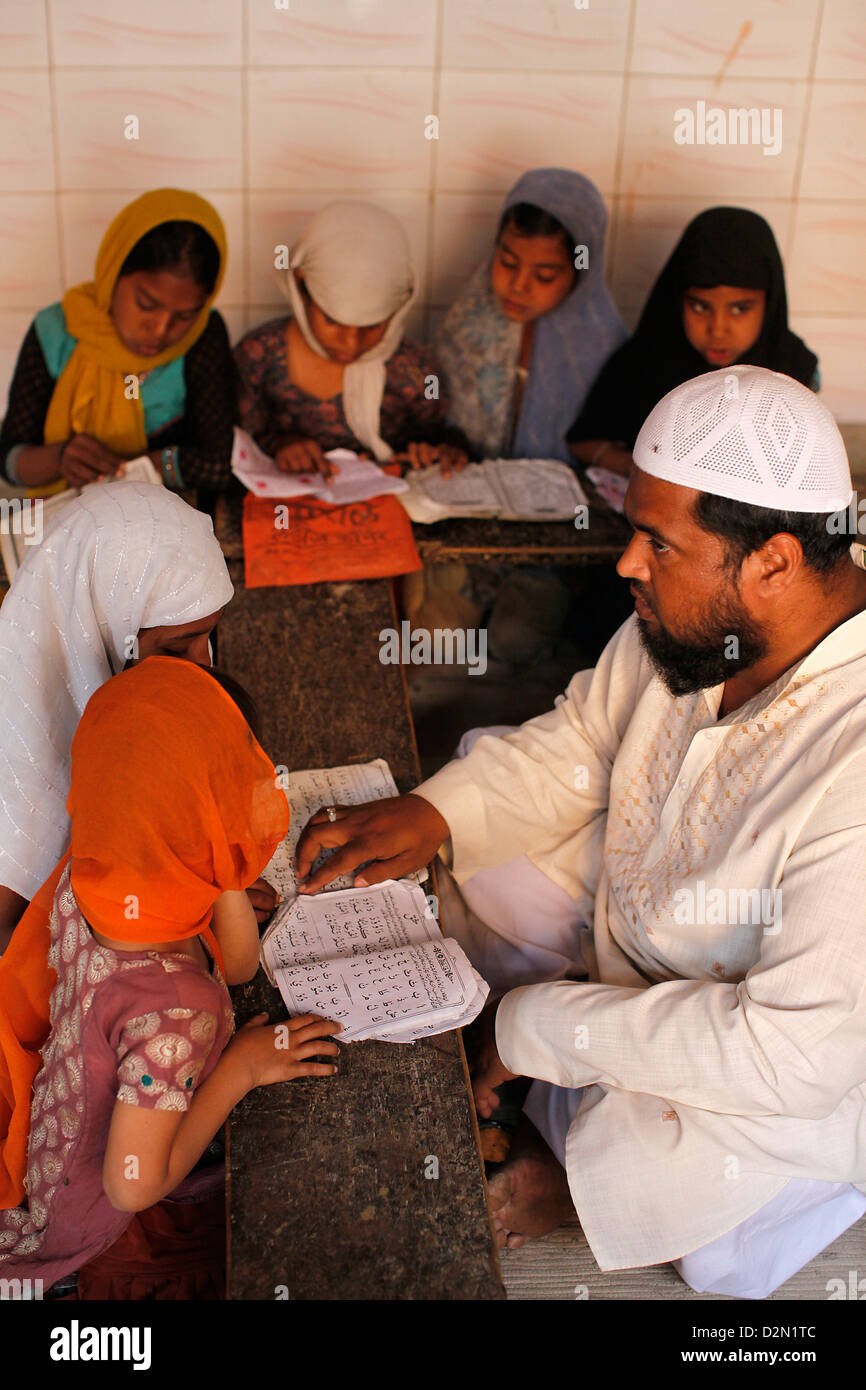 Mädchen studieren in einer Medersa (koranische Schule), Fatehpur Sikri, Uttar Pradesh, Indien, Asien Stockfoto