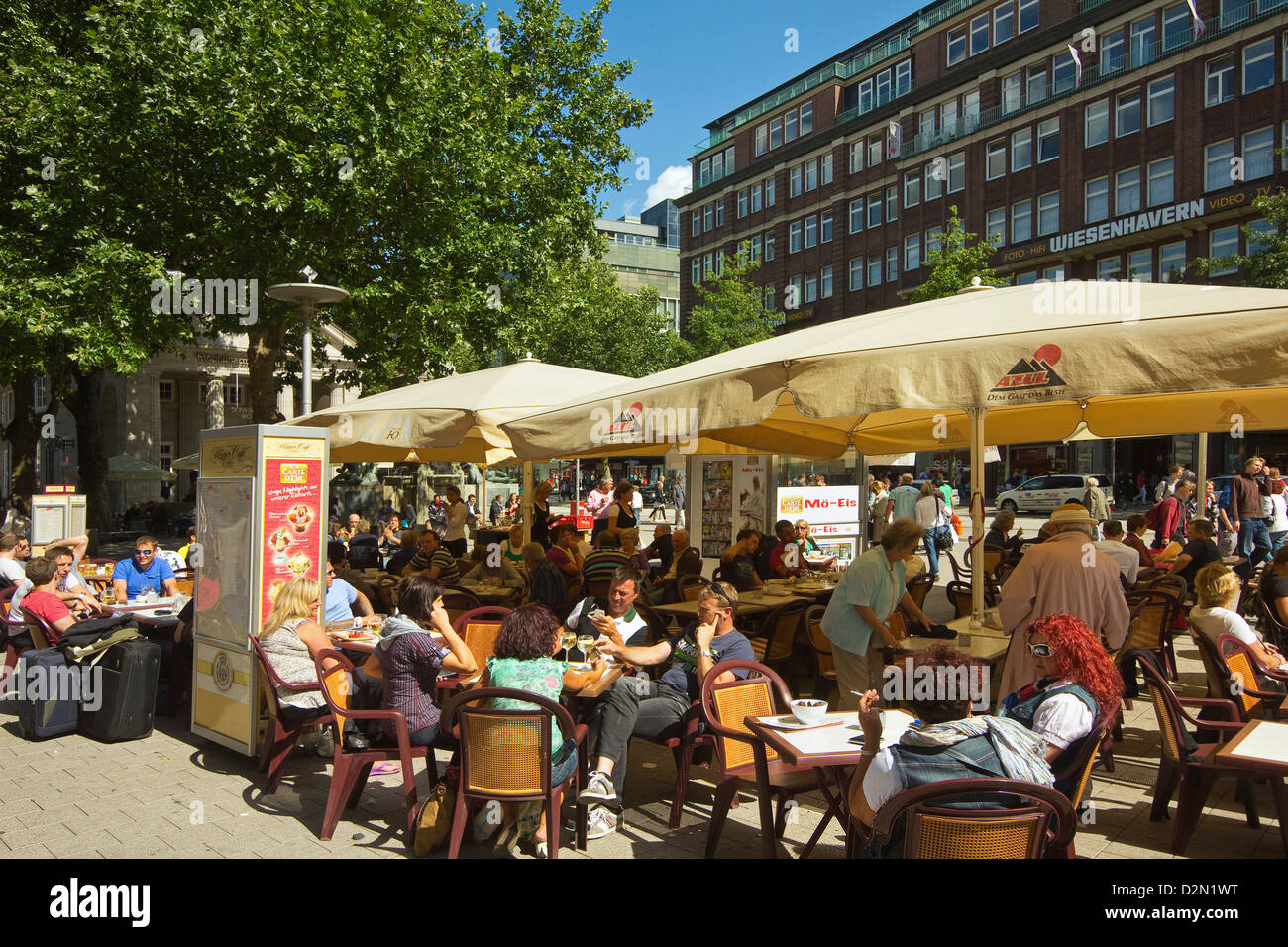 Leute sitzen unter freiem Himmel im Café mit Sonnenschirmen auf der Mönckebergstraße in das shopping-Herz der Innenstadt, Hamburg, Deutschland Stockfoto