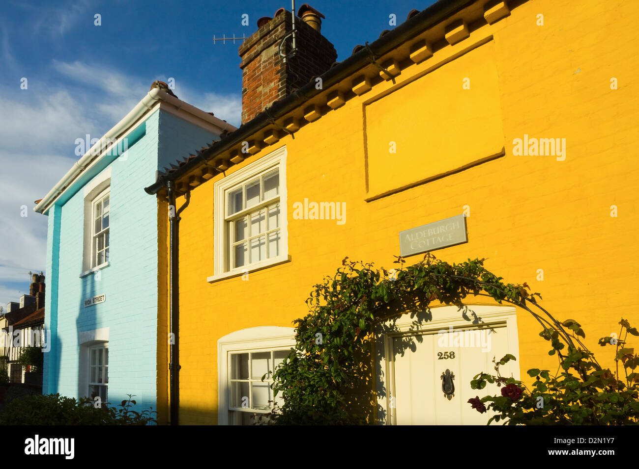 Bunte Häuser am südlichen Ende der Hauptstraße von diesem beliebten unberührte Küste Stadt, Aldeburgh, Suffolk, England, UK Stockfoto