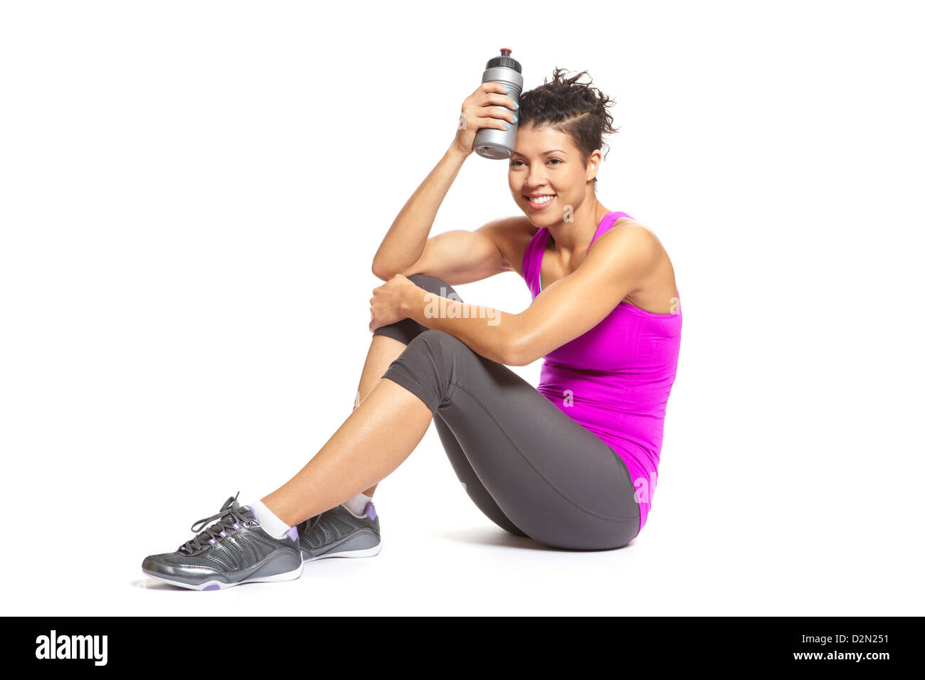 Junge Frau im Sportoutfit auf weißem Hintergrund Stockfoto