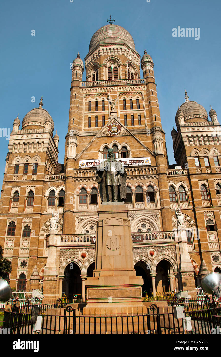 Mumbai Bombay BMC Brihan Municipal Corporation Gebäude und Statue von Sir Pherozshah Mehta Indien D N Road Stockfoto