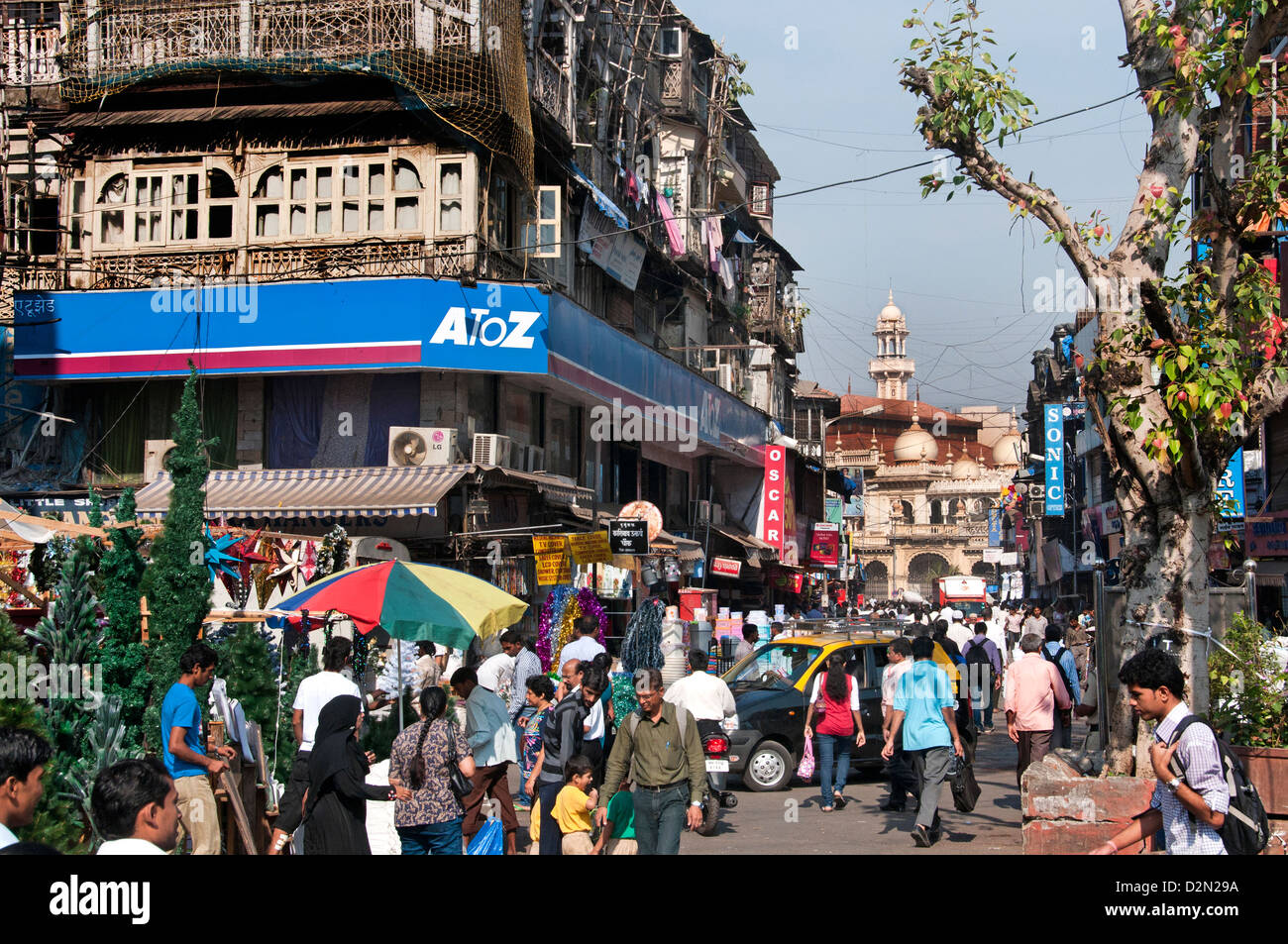 Sheikh Memon Street (Zavari Basar) Mumbai (Bombay) Indien in der Nähe von Crawford Market Hintergrund Moschee Jama Masjid Stockfoto