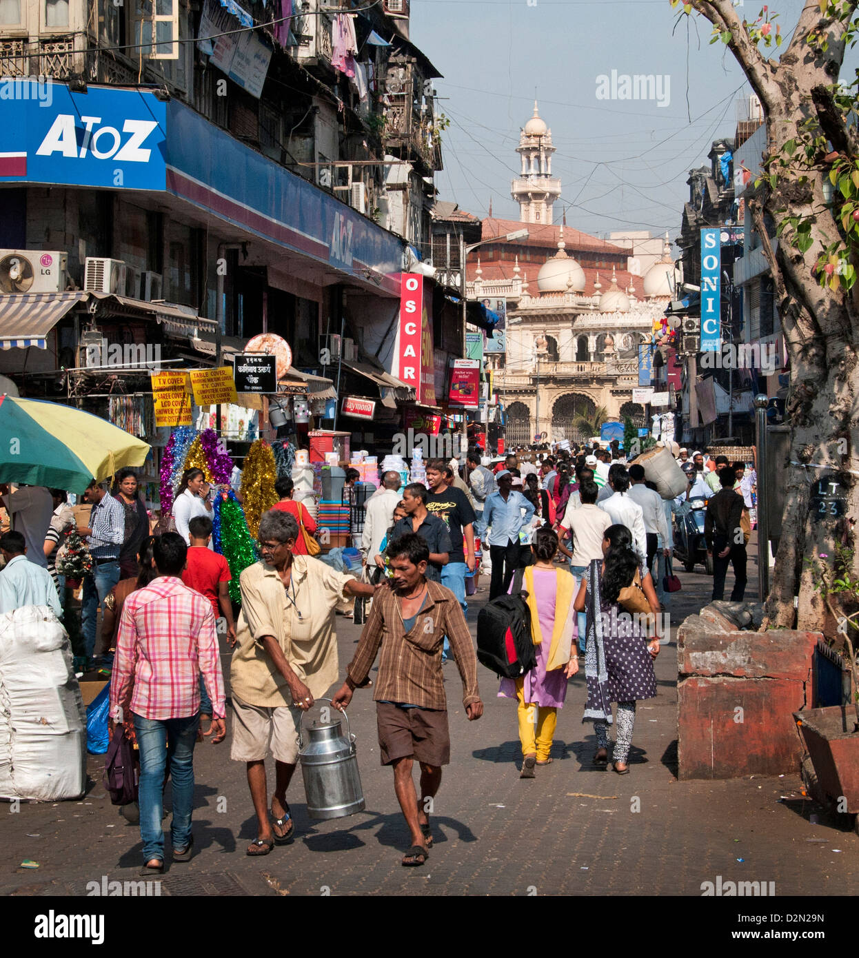 Sheikh Memon Street (Zavari Basar) Mumbai (Bombay) Indien in der Nähe von Crawford Market Hintergrund Moschee Jama Masjid Stockfoto