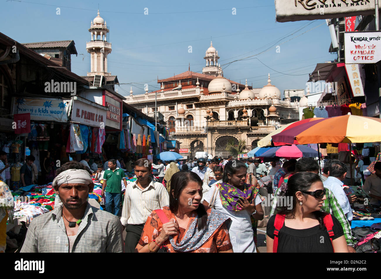 Sheikh Memon Street (Zavari Basar) Mumbai (Bombay) Indien in der Nähe von Crawford Market Hintergrund Moschee Jama Juma Masjid Stockfoto