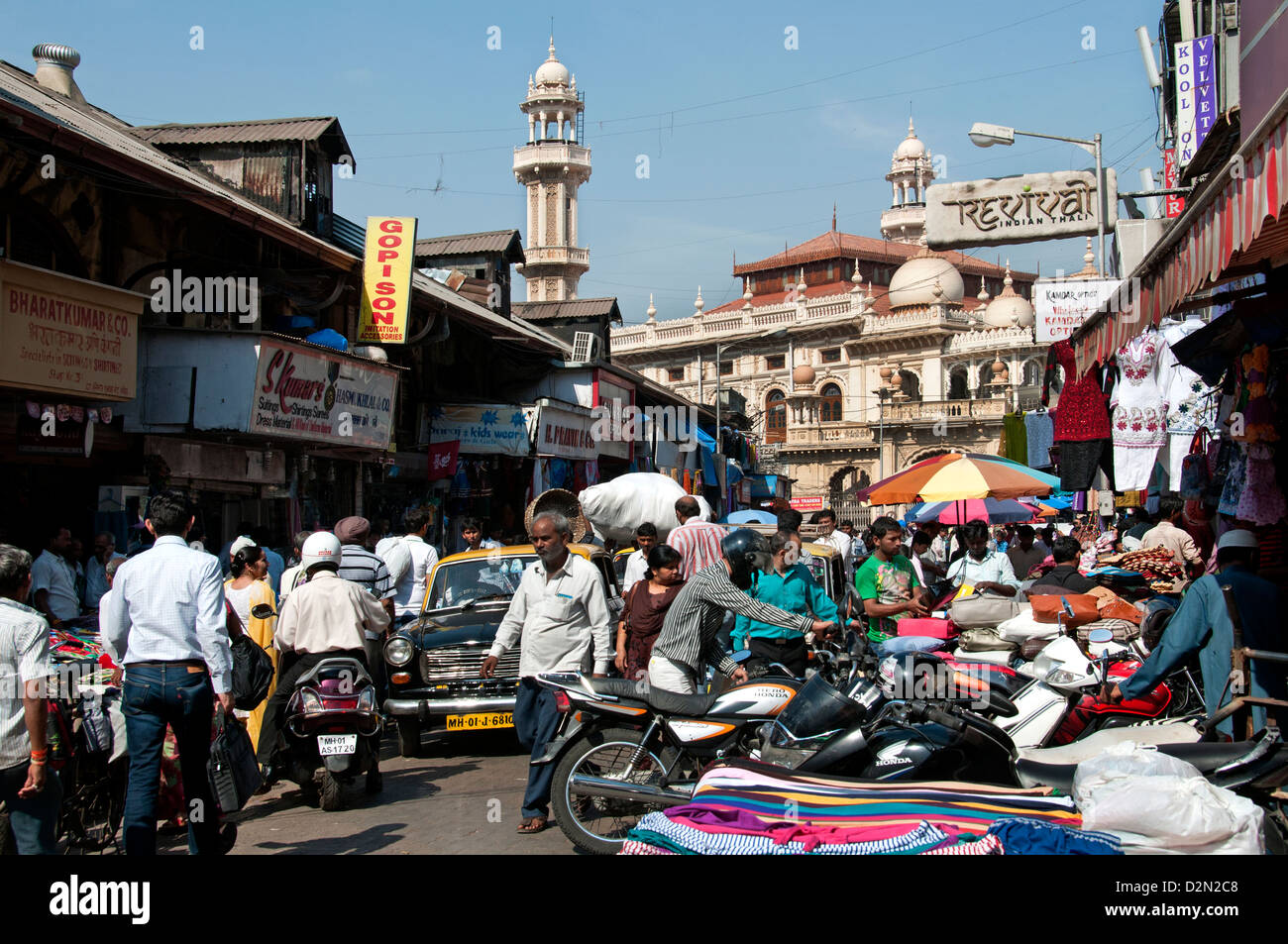 Sheikh Memon Street (Zavari Basar) Mumbai (Bombay) Indien in der Nähe von Crawford Market Hintergrund Moschee Jama Juma Masjid Stockfoto