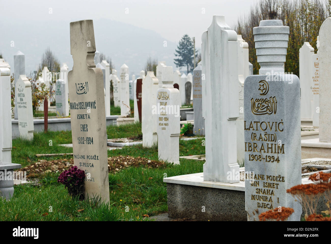 Die Gräber der verstorbenen während der Belagerung von Sarajevo in Koševo Friedhof neben dem 1984 Olympischen Stadion begraben. Stockfoto