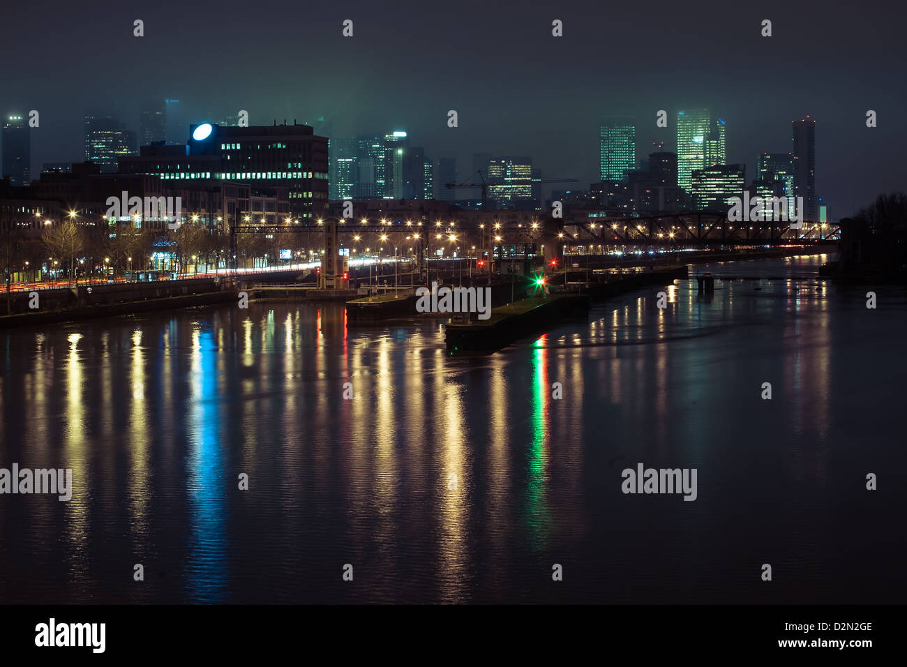 Business-Center in Paris in der Nacht im Nebel Stockfoto