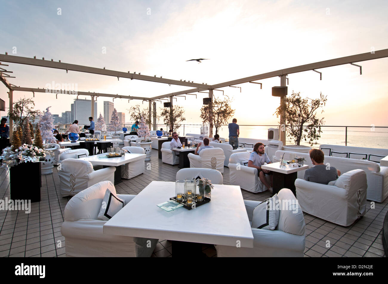 Dome Bar Cafe Pub Dachterrasse direkt am Meer-Promenade-Mumbai (Bombay) Indien Marine Drive Stockfoto